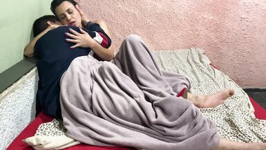 vidéo amateur de la belle-mère qui suce la bite et donne la viole au beau-fils qui entre dans la maison