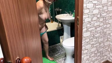 Immodest mature MILF gave her ass in the toilet - 1 image