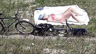 La sœur prostituée sassoit sur la plage et prend sa bite dans sa bouche. - 4 image