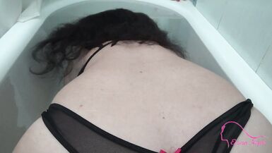 Underwater breath holding and big juicy ass - Emma Night - 2 image