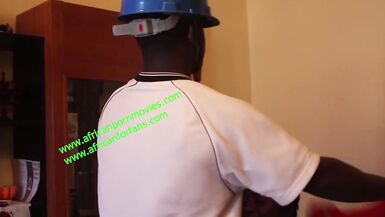 encontro elétrico entre um agente de uma companhia de eletricidade e a empregada doméstica que usa o seu rabo através da corrupção para evitar o corte de energia. entre sexo e corrupção. para viver exclusivamente no XVIDEOS RED - 13 image