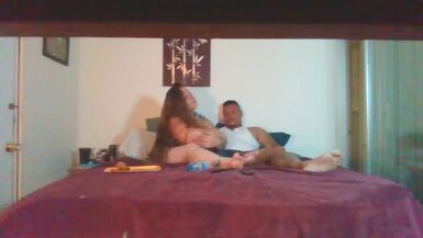 Une jeune femme sexy fume pendant quun homme glisse ses mains sous sa jupe et joue avec sa chatte. - 1 image