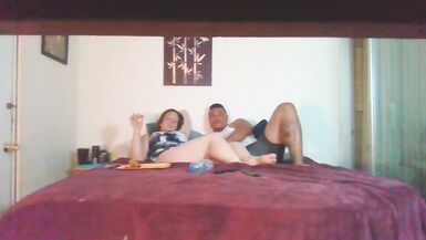 Une jeune femme sexy fume pendant quun homme glisse ses mains sous sa jupe et joue avec sa chatte. - 10 image