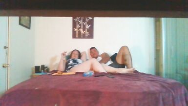 Une jeune femme sexy fume pendant quun homme glisse ses mains sous sa jupe et joue avec sa chatte. - 11 image