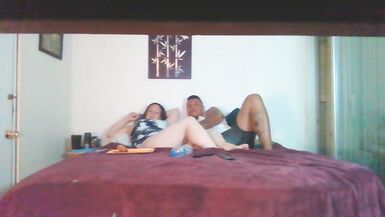 Une jeune femme sexy fume pendant quun homme glisse ses mains sous sa jupe et joue avec sa chatte. - 12 image