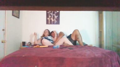 Une jeune femme sexy fume pendant quun homme glisse ses mains sous sa jupe et joue avec sa chatte. - 15 image