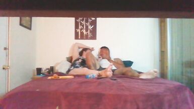 Une jeune femme sexy fume pendant quun homme glisse ses mains sous sa jupe et joue avec sa chatte. - 4 image