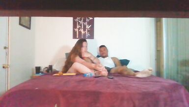 Une jeune femme sexy fume pendant quun homme glisse ses mains sous sa jupe et joue avec sa chatte. - 5 image