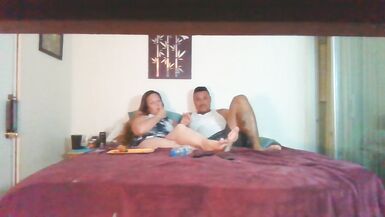 Une jeune femme sexy fume pendant quun homme glisse ses mains sous sa jupe et joue avec sa chatte. - 7 image