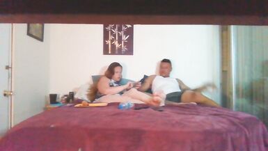 Une jeune femme sexy fume pendant quun homme glisse ses mains sous sa jupe et joue avec sa chatte. - 8 image