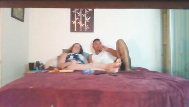 Une jeune femme sexy fume pendant quun homme glisse ses mains sous sa jupe et joue avec sa chatte. - 9 image