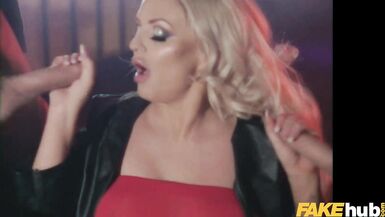 FAKEhub - Louise Lee, blonde à forte poitrine et tatouée, se fait doubler dans un plan à trois avec un énorme visage - TRIPLE DRAGON ! Parodie des années 80