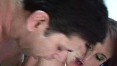 Er liebt es in Ihr Mund zu spritzen und sie danach anzupinkeln - 8 image
