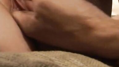 Deux filles affamées se partagent une bite dure et se font jizzer - 6 image