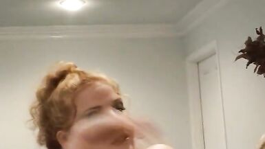 Deux filles affamées se partagent une bite dure et se font jizzer - 8 image