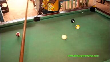 Les jeux de hasard se terminent toujours par une baise publique torride.  Ainsi, après une partie de billard au bar, cette fille doit payer ses paris avec son cul serré. à vivre en exclusivité sur XVIDEOS RED - 1 image