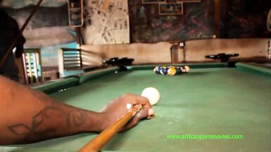 Les jeux de hasard se terminent toujours par une baise publique torride.  Ainsi, après une partie de billard au bar, cette fille doit payer ses paris avec son cul serré. à vivre en exclusivité sur XVIDEOS RED - 5 image
