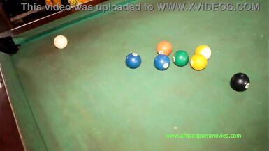 Les jeux de hasard se terminent toujours par une baise publique torride.  Ainsi, après une partie de billard au bar, cette fille doit payer ses paris avec son cul serré. à vivre en exclusivité sur XVIDEOS RED - 7 image