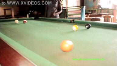 Les jeux de hasard se terminent toujours par une baise publique torride.  Ainsi, après une partie de billard au bar, cette fille doit payer ses paris avec son cul serré. à vivre en exclusivité sur XVIDEOS RED - 8 image