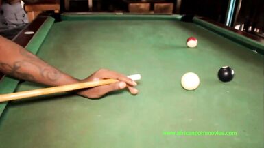 Les jeux de hasard se terminent toujours par une baise publique torride.  Ainsi, après une partie de billard au bar, cette fille doit payer ses paris avec son cul serré. à vivre en exclusivité sur XVIDEOS RED - 9 image
