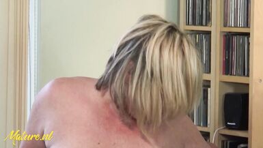 Une mamie britannique plantureuse a séduit le laveur de vitres pour quil la baise - 13 image