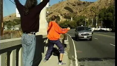 La beauté blonde se fait remplir les deux trous avec une bite étrangère dure