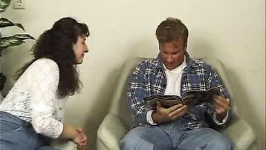 MILF Baeuerin melkt den Schwanz richtig ab - 2 image