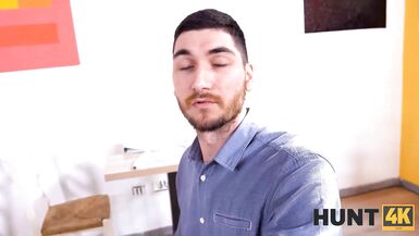 HUNT4K. Stunner forgets about boyfriend and has sex with another guy - 3 image