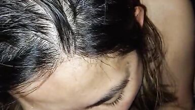 Reine asiatique se masturbant et baisant sa chatte poilue - 12 image