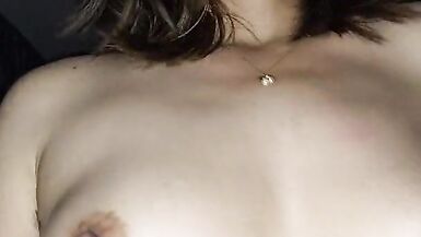 Reine asiatique se masturbant et baisant sa chatte poilue - 6 image