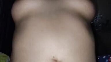 Reine asiatique se masturbant et baisant sa chatte poilue - 7 image