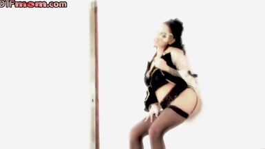 Bigboob MILFs en medias threeway clavado en doggystyle - 2 image