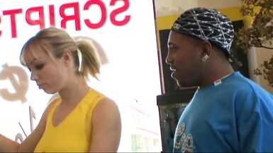 Monster Schwanz in Arsch - notgeile Blondine schreit vor Schmerzen und fickt bis Anschlag - 2 image