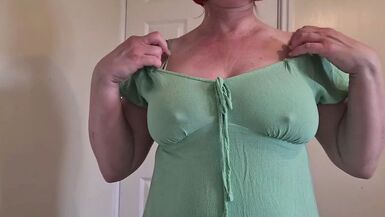 Je me fais baiser le cul par une grosse bite. Un beau gros plan de mon joli cul rond avant quil ne soit baisé et quil ne reçoive un soin du visage.