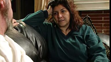 Une jeune fille inexpérimentée paie ses factures en baisant pour la première fois avec une blonde mûre devant la caméra.