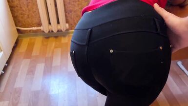 Si la MILF enlève son jean, vous pouvez avoir une relation sexuelle anale.