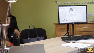 LOAN4K. Borç veren, şehvetli kadına ofisinde cinsel zevk veriyor - 8 image