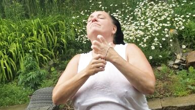 Tarablee Hotz- se rafraîchir sous la pluie par une chaude journée. Mon t-shirt mouillé cache à peine mes gros seins. - 2 image