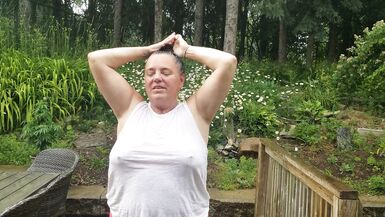 Tarablee Hotz- se rafraîchir sous la pluie par une chaude journée. Mon t-shirt mouillé cache à peine mes gros seins. - 3 image