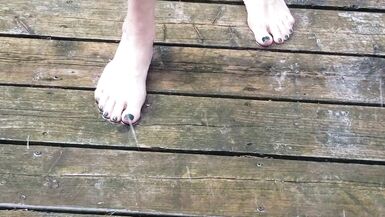 Tarablee Hotz- se rafraîchir sous la pluie par une chaude journée. Mon t-shirt mouillé cache à peine mes gros seins. - 5 image