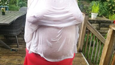 Tarablee Hotz- se rafraîchir sous la pluie par une chaude journée. Mon t-shirt mouillé cache à peine mes gros seins. - 9 image