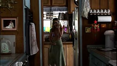 Une femme blonde suce une grosse bite au bord de la piscine