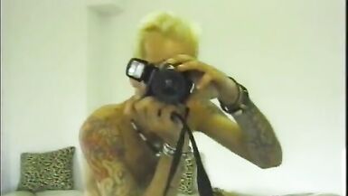 Une jeune fille sexy en résille se fait baiser la chatte par un étalon en chaleur - 2 image