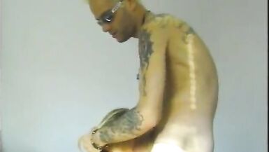 Une jeune fille sexy en résille se fait baiser la chatte par un étalon en chaleur - 6 image