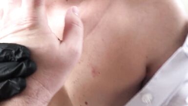 Naughty Krankenschwester Handjob mein Schwanz. POV. Schöne natürliche Titten von MILF. - 6 image