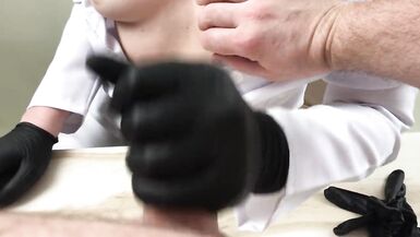 Naughty Krankenschwester Handjob mein Schwanz. POV. Schöne natürliche Titten von MILF. - 8 image