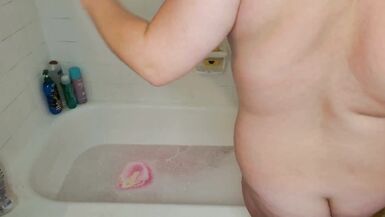 Hot Milf TEASING selbst während Schaumbad dann überrascht mich während meiner Dusche - 2 image