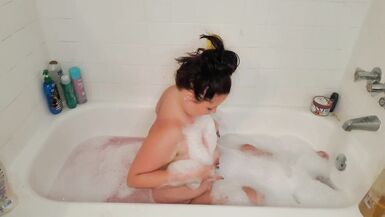 Hot Milf TEASING selbst während Schaumbad dann überrascht mich während meiner Dusche - 3 image