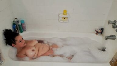 Hot Milf TEASING selbst während Schaumbad dann überrascht mich während meiner Dusche - 5 image