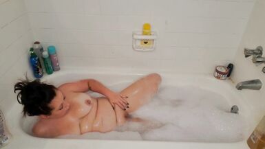 Hot Milf TEASING selbst während Schaumbad dann überrascht mich während meiner Dusche - 6 image